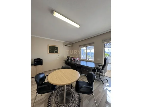 Tirane, jepet me qera zyre Kati 10, 130 m² 130 € (Bllok)