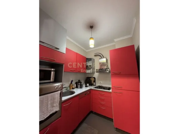 Tirane, jepet me qera zyre Kati 10, 130 m² 130 € (Bllok)