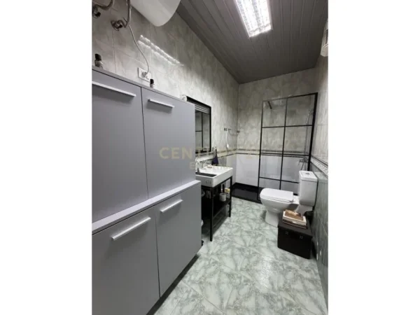 Tirane, jepet me qera zyre Kati 10, 130 m² 130 € (Bllok)