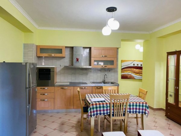 Tirane, jepet me qera apartament 1+1+Aneks+Ballkon Kati 1, 66 m² 600 € (Rruga e Durrësit)