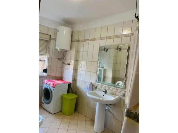Tirane, jepet me qera apartament 1+1+Aneks+Ballkon Kati 1, 66 m² 600 € (Rruga e Durrësit)