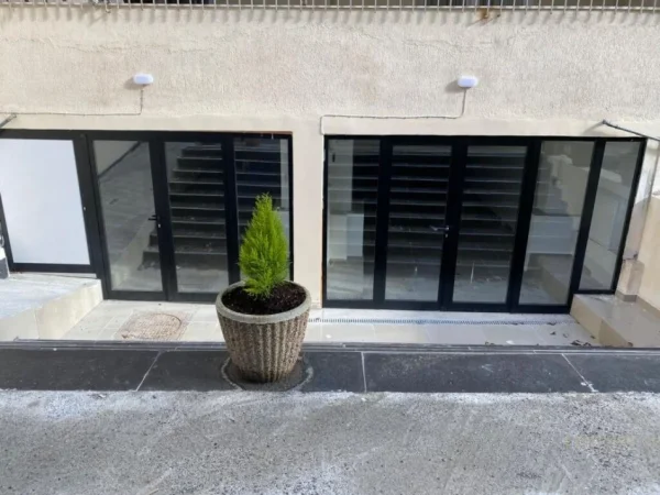 Tirane, jepet me qera ambjent biznesi Kati -1, 180 m² 900 € (BULEVARDI ZOGU I)