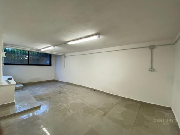 Tirane, jepet me qera ambjent biznesi Kati -1, 180 m² 900 € (BULEVARDI ZOGU I)