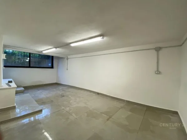 Tirane, jepet me qera ambjent biznesi Kati -1, 180 m² 900 € (BULEVARDI ZOGU I)