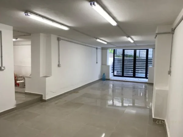 Tirane, jepet me qera ambjent biznesi Kati -1, 180 m² 900 € (BULEVARDI ZOGU I)