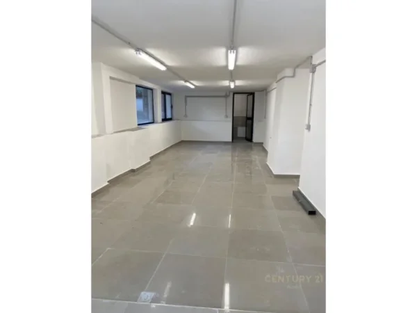 Tirane, jepet me qera ambjent biznesi Kati -1, 180 m² 900 € (BULEVARDI ZOGU I)
