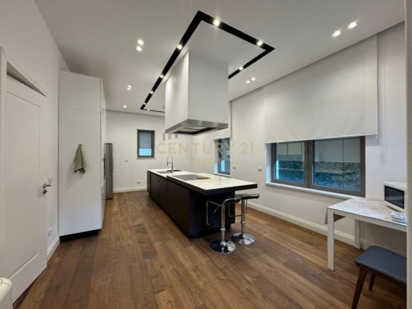 Tirane, jepet me qera Vile 4+1+Aneks+Ballkon Kati 3, 762 m² 7.000 € (ROLLING HILLS)