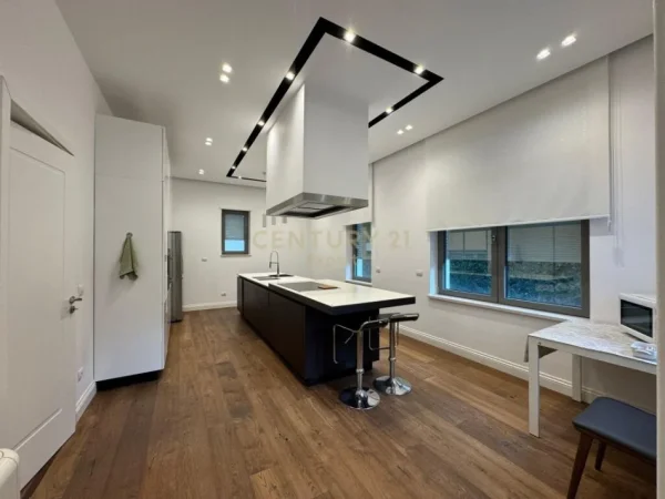 Tirane, jepet me qera Vile 4+1+Aneks+Ballkon Kati 3, 762 m² 7.000 € (ROLLING HILLS)