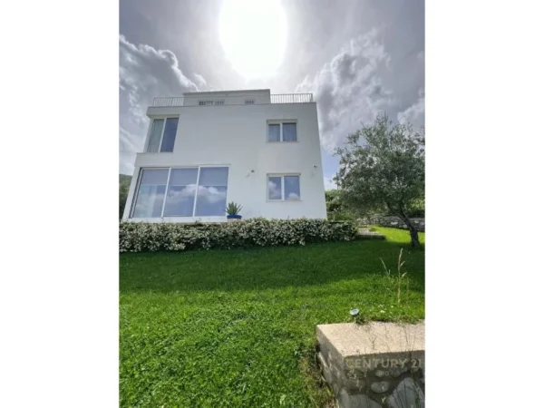 Tirane, jepet me qera Vile 2 Katshe Kati 3, 574 m² 2.000 € (BERZHITE)