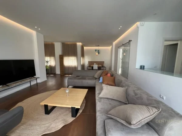 Tirane, jepet me qera Vile 2 Katshe Kati 3, 574 m² 2.000 € (BERZHITE)