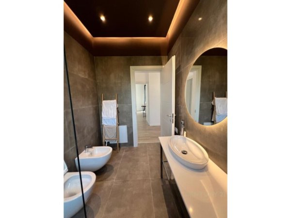 Tirane, jepet me qera Vile 2 Katshe Kati 3, 574 m² 2.000 € (BERZHITE)