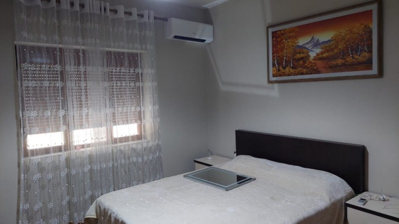 Tirane, jepet me qera apartament 4+1+Aneks+Ballkon Kati 2, 135 m² 550 € (Stacioni i trenit , ne mes te bulevardit te ri)