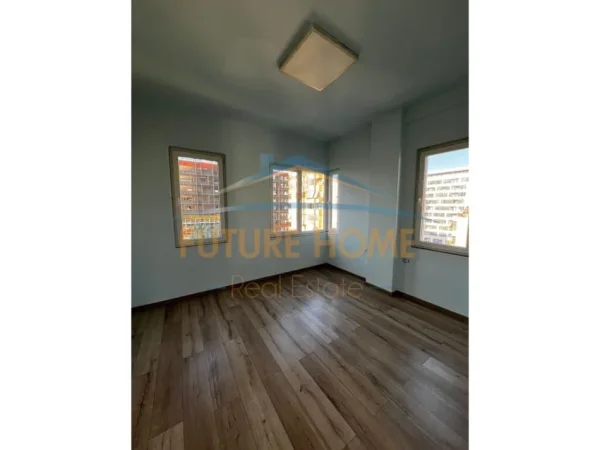 Tirane, shitet apartament 2+1+Ballkon Kati 6, 110 m² 250.000 € (Sali Butka)