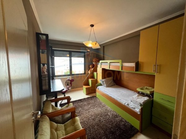 Tirane, jepet me qera apartament 2+1+Ballkon Kati 4, 98 m² 600 € (Tregu Elektrik)