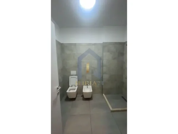 Tirane, jap me qera apartament 1+1+Ballkon Kati 5, 65 m² 400 € (Yzberisht)