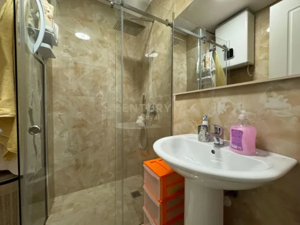 Tirane, jepet me qera apartament 3+1+Aneks+Ballkon Kati 7, 135 m² 1.400 € (Komuna e Parisit)