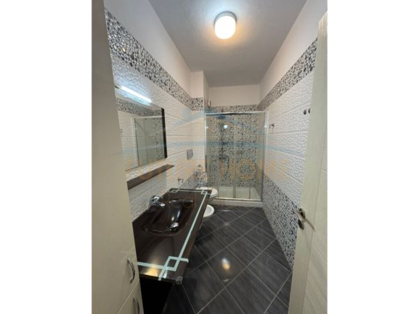Tirane, jepet me qera apartament 2+1+Ballkon Kati 4, 94 m² 500 € (Astir)