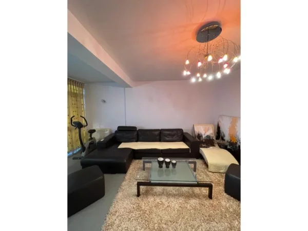 Tirane, jepet me qera apartament 3+1+Aneks+Ballkon Kati 5, 139 m² 800 € (Usluga)