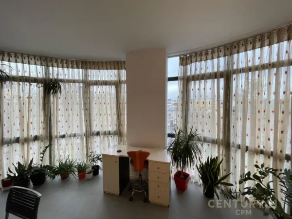 Tirane, jepet me qera apartament 3+1+Aneks+Ballkon Kati 5, 139 m² 800 € (Usluga)