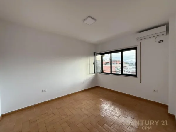 Tirane, jepet me qera zyre Kati 11, 160 m² 2.600 € (Garda)