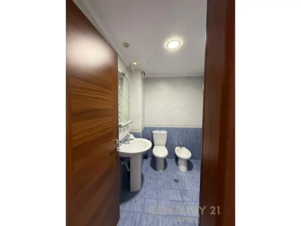 Tirane, jepet me qera zyre Kati 11, 160 m² 2.600 € (Garda)