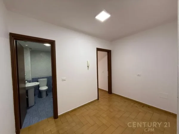 Tirane, jepet me qera zyre Kati 11, 160 m² 2.600 € (Garda)