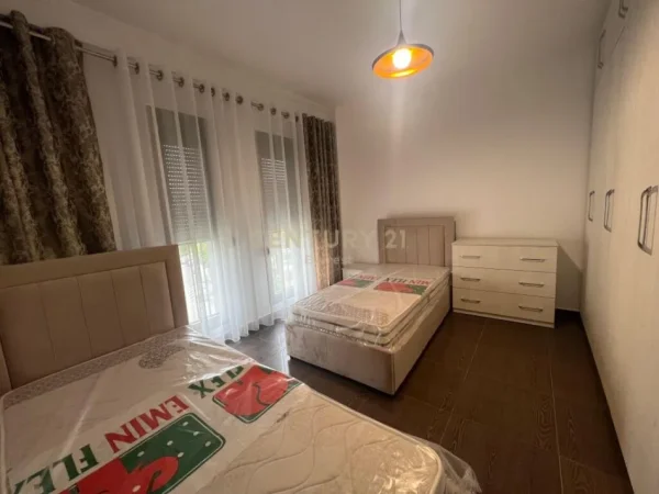 Tirane, jepet me qera apartament 2+1+Aneks+Ballkon Kati 4, 119 m² 1.000 € (AMBASADA AMERIKANE)