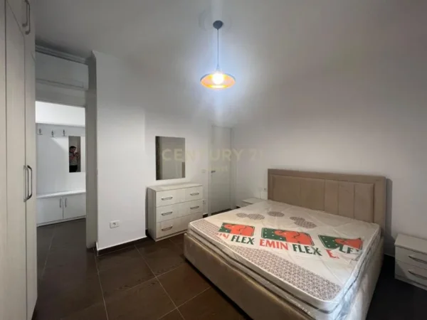 Tirane, jepet me qera apartament 2+1+Aneks+Ballkon Kati 4, 119 m² 1.000 € (AMBASADA AMERIKANE)