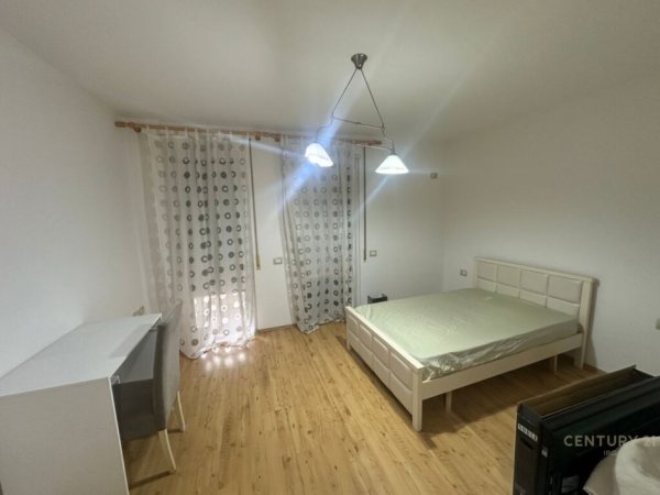 Tirane, jepet me qera apartament 2+1+Aneks+Ballkon Kati 3, 130 m² 600 € (21 DHJETORI)