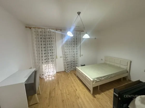 Tirane, jepet me qera apartament 2+1+Aneks+Ballkon Kati 3, 130 m² 600 € (21 DHJETORI)