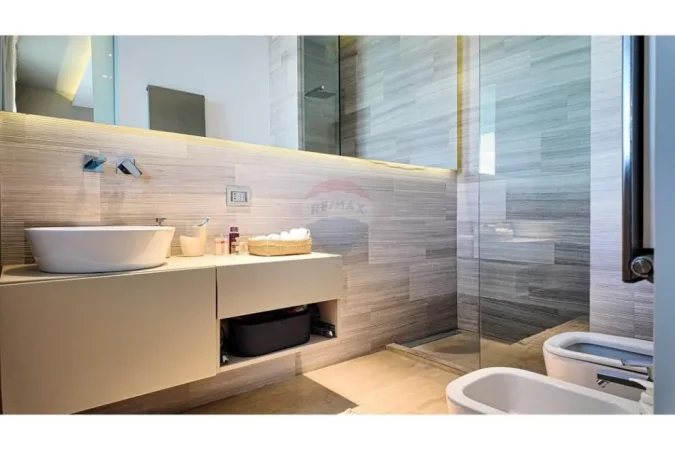 Tirane, shitet apartament 3+1+Ballkon Kati 8, 350 m² 650.000 € (kopshti Botanik)