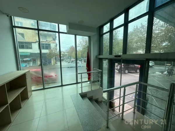 Tirane, jepet me qera zyre Kati 0, 380 m² 3.400 € (Laprake)