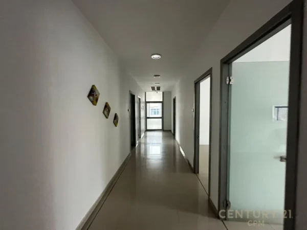 Tirane, jepet me qera zyre Kati 0, 380 m² 3.400 € (Laprake)