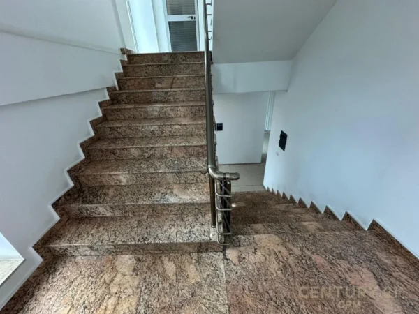 Tirane, jepet me qera zyre Kati 0, 380 m² 3.400 € (Laprake)