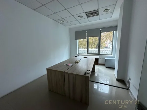 Tirane, jepet me qera zyre Kati 0, 380 m² 3.400 € (Laprake)