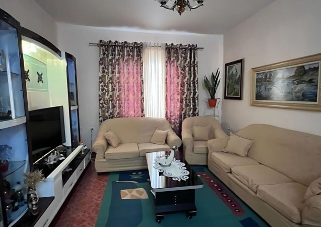 Tirane, jepet me qera apartament 2+1 Kati 1, 120 m² 450 € (Laprakë)