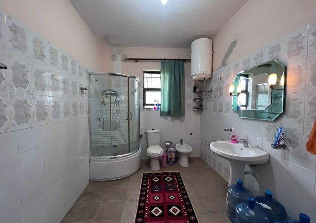 Tirane, jepet me qera apartament 2+1 Kati 1, 120 m² 450 € (Laprakë)