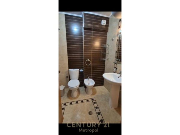 Tirane, jepet me qera apartament 3+1+Aneks+Ballkon Kati 3, 127 m² 1.300 € (Ish Ekspozita)