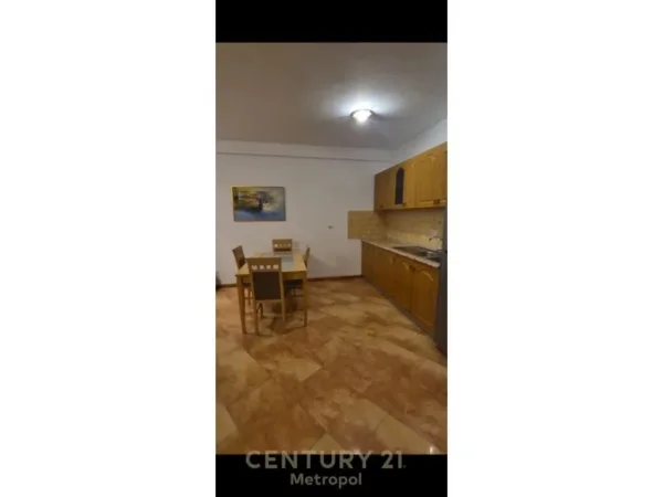 Tirane, jepet me qera apartament 3+1+Aneks+Ballkon Kati 3, 127 m² 1.300 € (Ish Ekspozita)