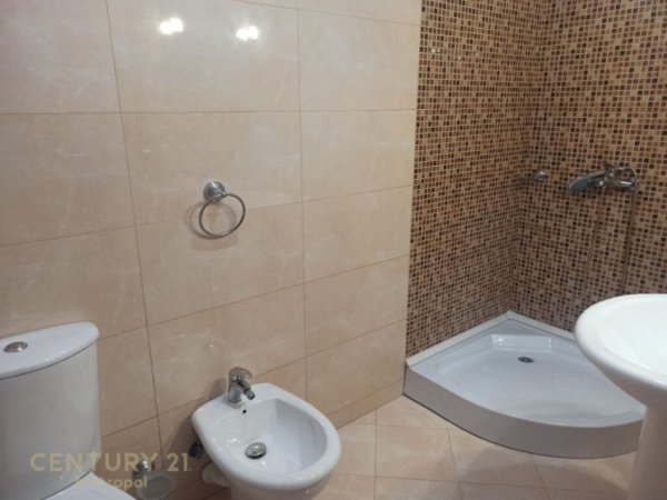 Tirane, jepet me qera apartament 3+1+Aneks+Ballkon Kati 3, 127 m² 1.300 € (Ish Ekspozita)