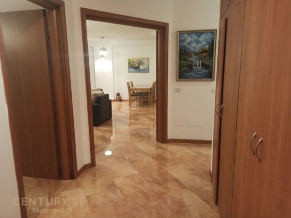 Tirane, jepet me qera apartament 3+1+Aneks+Ballkon Kati 3, 127 m² 1.300 € (Ish Ekspozita)