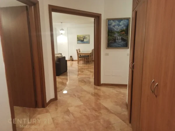 Tirane, jepet me qera apartament 3+1+Aneks+Ballkon Kati 3, 127 m² 1.300 € (Ish Ekspozita)