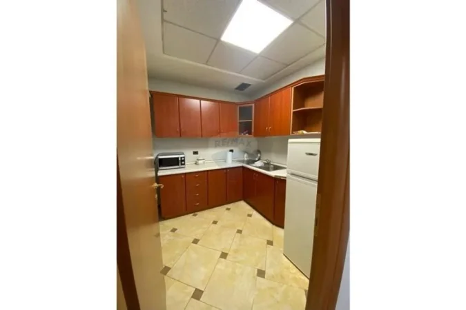 Tirane, shitet zyre Kati 0, 223 m² 780.500 € (Rruga Mustafa Matohiti)