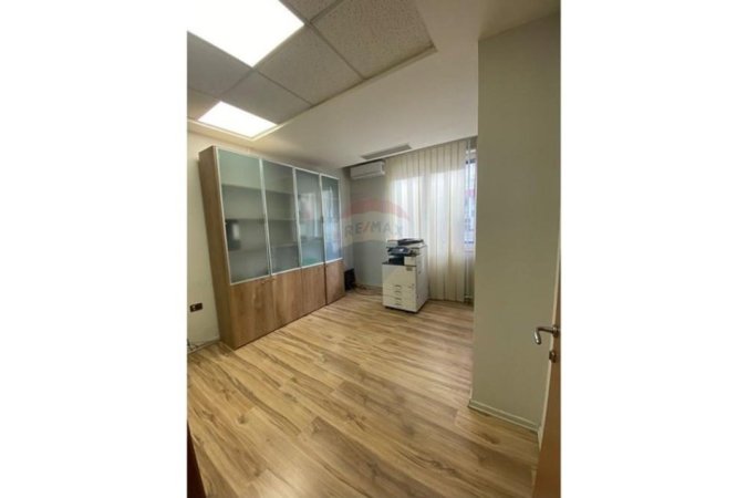 Tirane, shitet zyre Kati 0, 223 m² 780.500 € (Rruga Mustafa Matohiti)