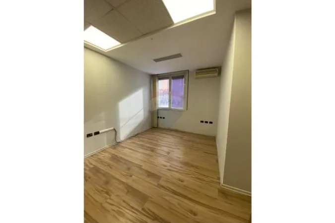 Tirane, shitet zyre Kati 0, 223 m² 780.500 € (Rruga Mustafa Matohiti)