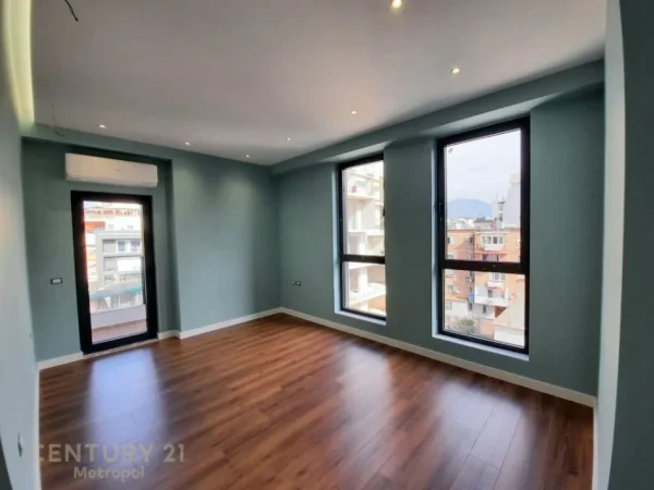 Tirane, jepet me qera zyre Kati 5, 120 m² 1.000 € (RRUGA E BARRIKADAVE)