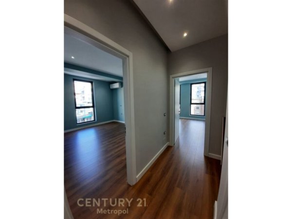 Tirane, jepet me qera zyre Kati 5, 120 m² 1.000 € (RRUGA E BARRIKADAVE)