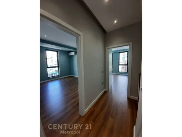 Tirane, jepet me qera zyre Kati 5, 120 m² 1.000 € (RRUGA E BARRIKADAVE)