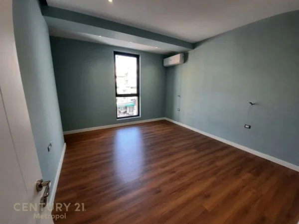Tirane, jepet me qera zyre Kati 5, 120 m² 1.000 € (RRUGA E BARRIKADAVE)