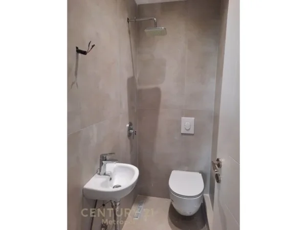 Tirane, jepet me qera zyre Kati 5, 120 m² 1.000 € (RRUGA E BARRIKADAVE)